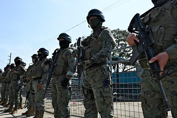 Militares en la Penitenciaria del Litoral.