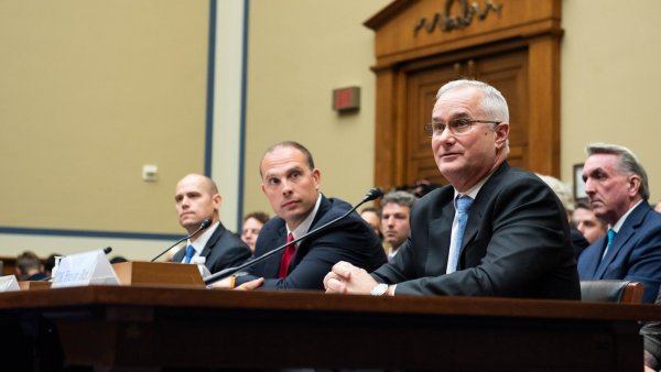 Militares retirados Ryan Graves, David Grusch y David Fravor en una audiencia ante el un subcomité de la Cámara de Representantes de EEUU.