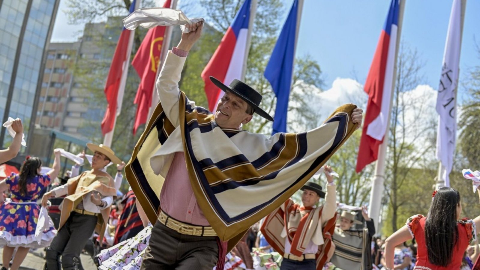 Huaso bailando en fiestas patrias.