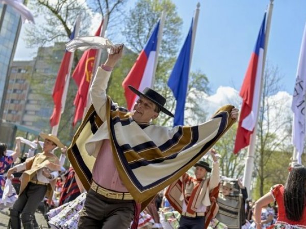 Huaso bailando en fiestas patrias.
