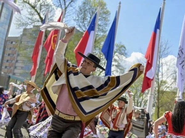 Huaso bailando en fiestas patrias.