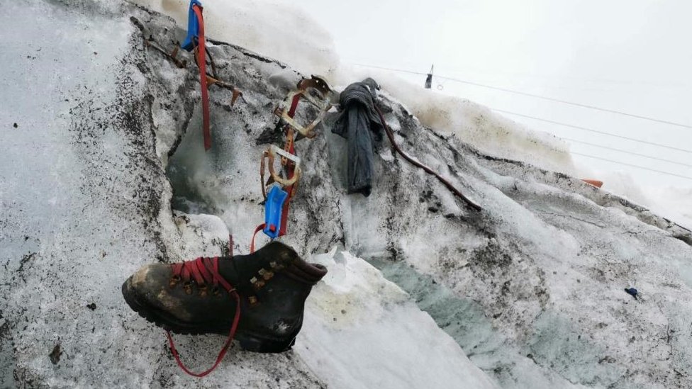 Bota sobresaliendo del hielo