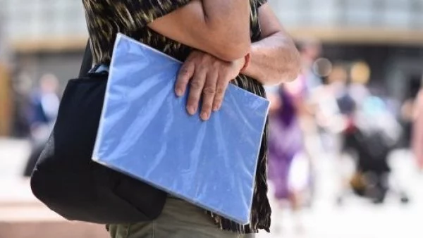 Persona con una carpeta buscando empleo.