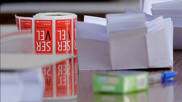 Sticker del Servel en mesa de votación.