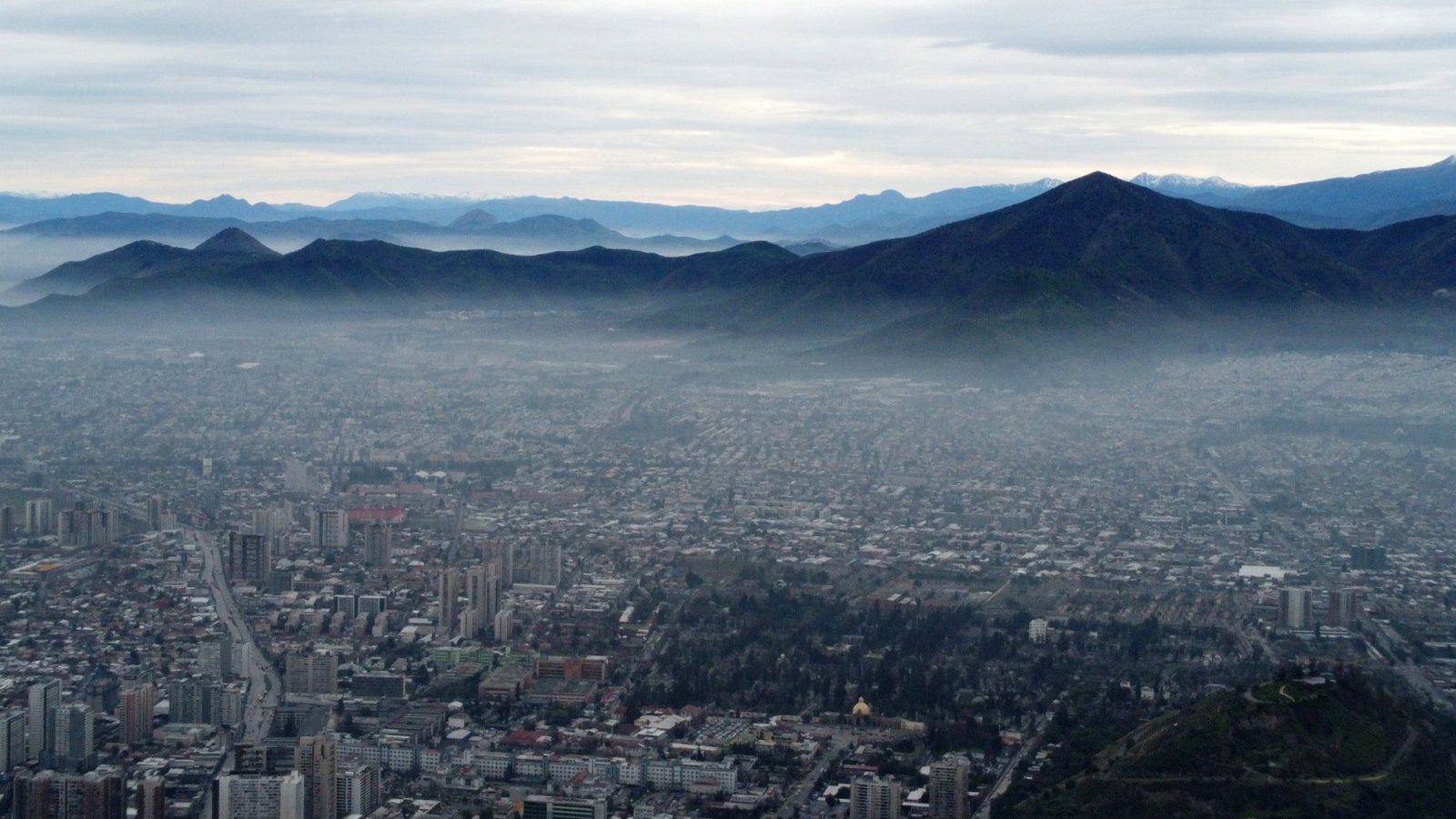 Cordillera de los Andes vista desde Santiago. Se aprecia contaminación y smog.