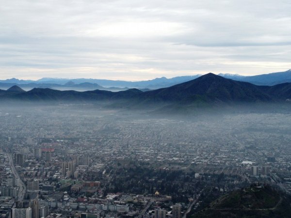 Cordillera de los Andes vista desde Santiago. Se aprecia contaminación y smog.