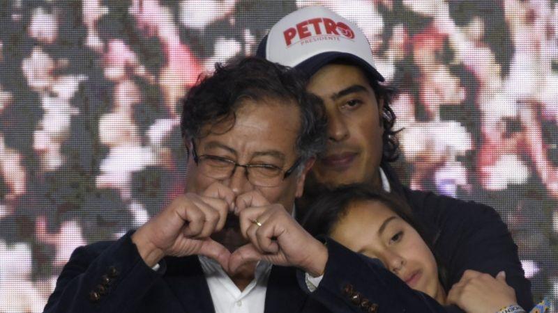 Presidente de Colombia con dos de sus hijos.