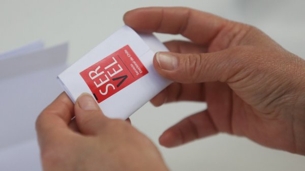 Voto electoral con sticker del Servel