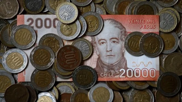 Billete de 20 mil pesos y monedas