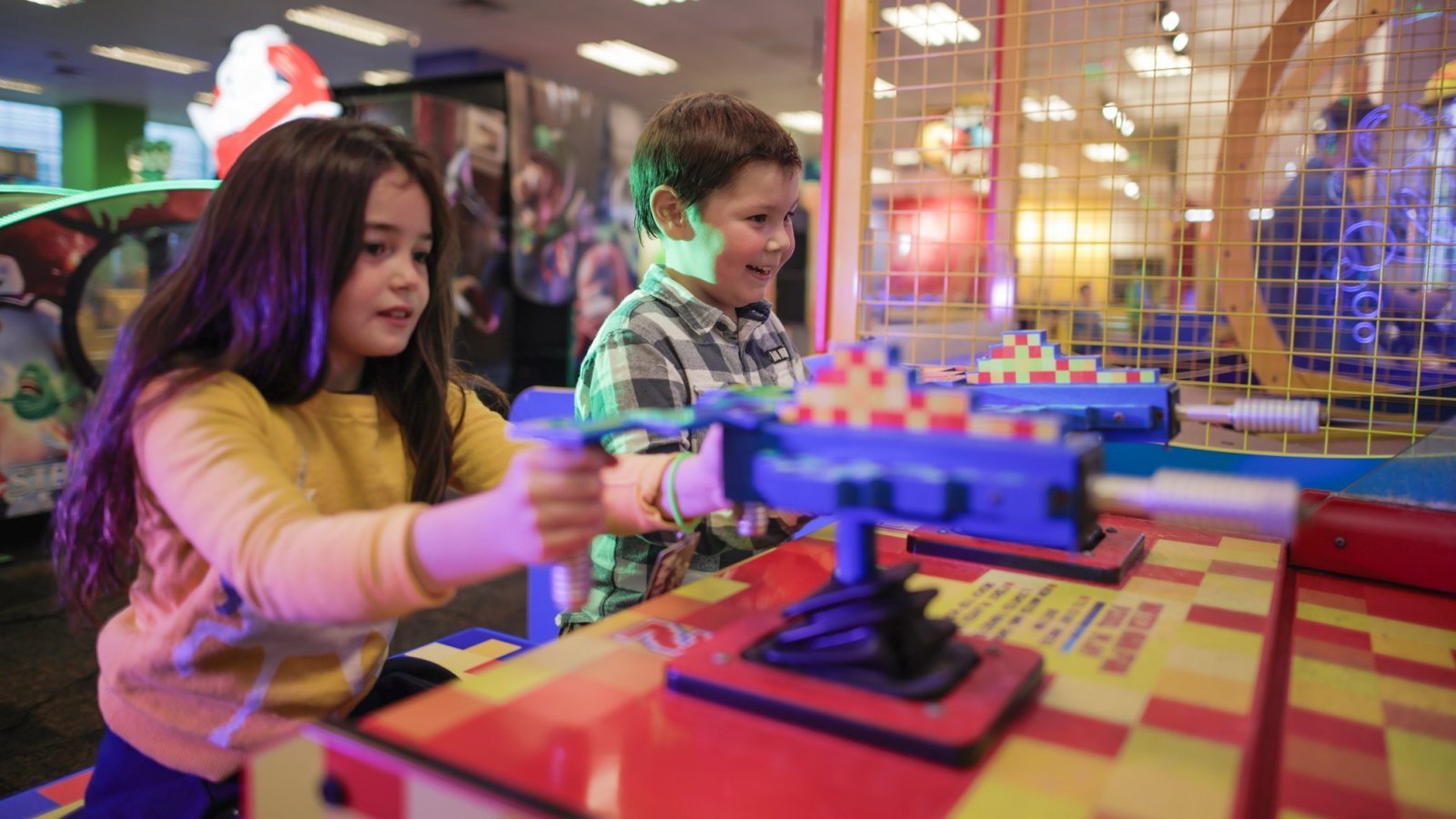 Niños jugando en Chuck E. Cheese.