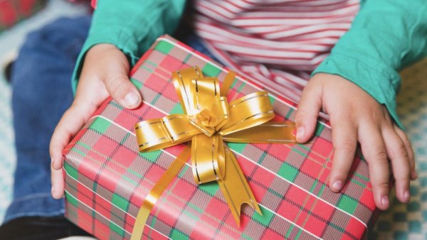 Regalo en manos de un niño
