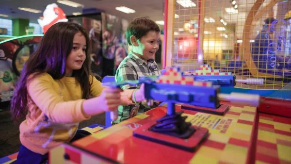 Niños jugando en Chuck E. Cheese.