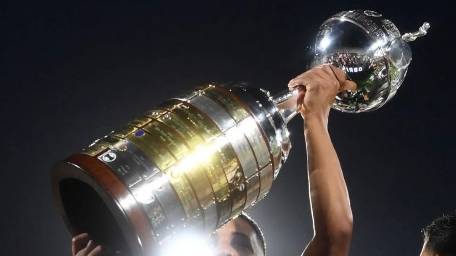 Copa Libertadores siendo levantada.