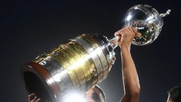 Copa Libertadores siendo levantada.