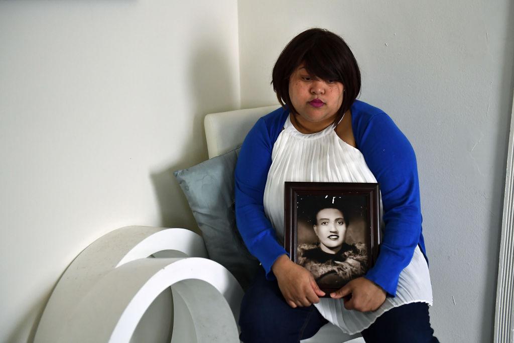 Veronica Spencer, bisnieta de Henrietta Lacks, posa en su casa con un retrato de su bisabuela el 28 de marzo de 2017.