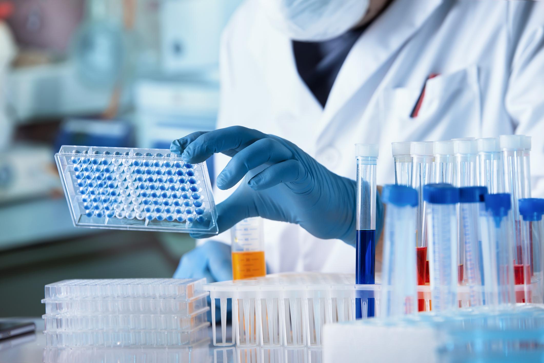 Tubos de ensayo en un laboratorio