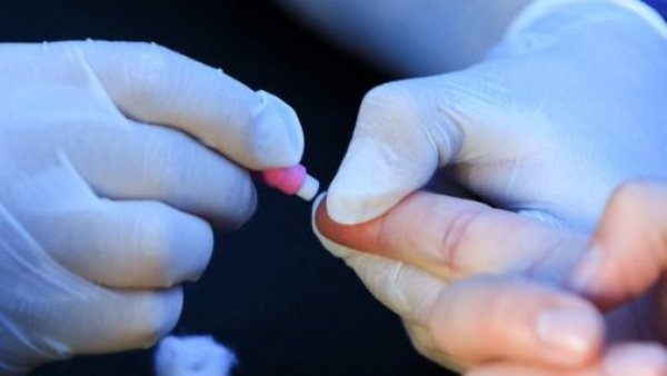 Persona haciéndose test de VIH.