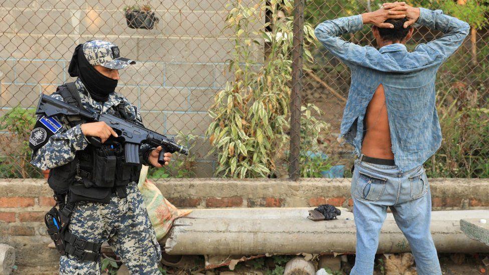 Militar apuntando a un civil.