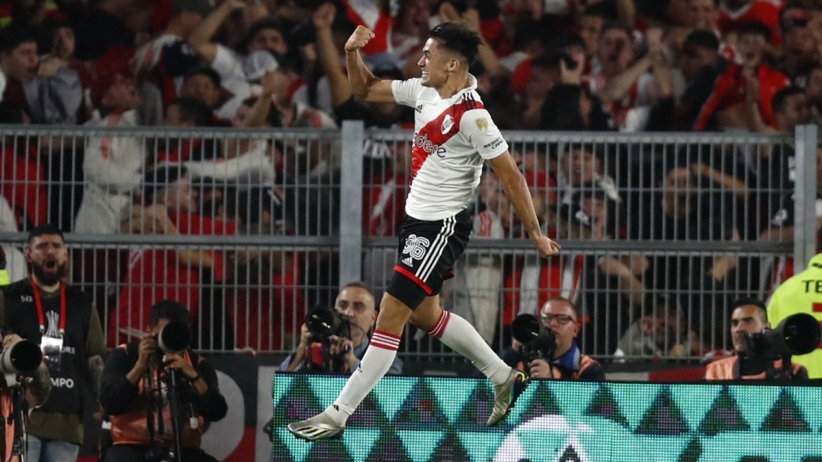 Pablo Solari marca un gol ante Internacional en Copa Libertadores