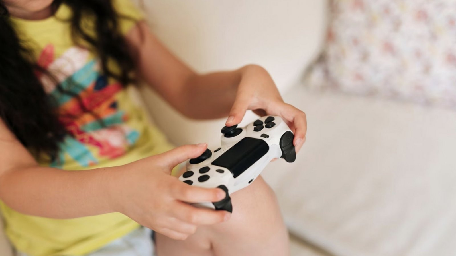 Niña jugando un videojuego