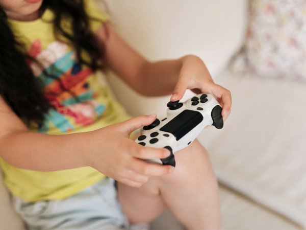 Niña jugando un videojuego