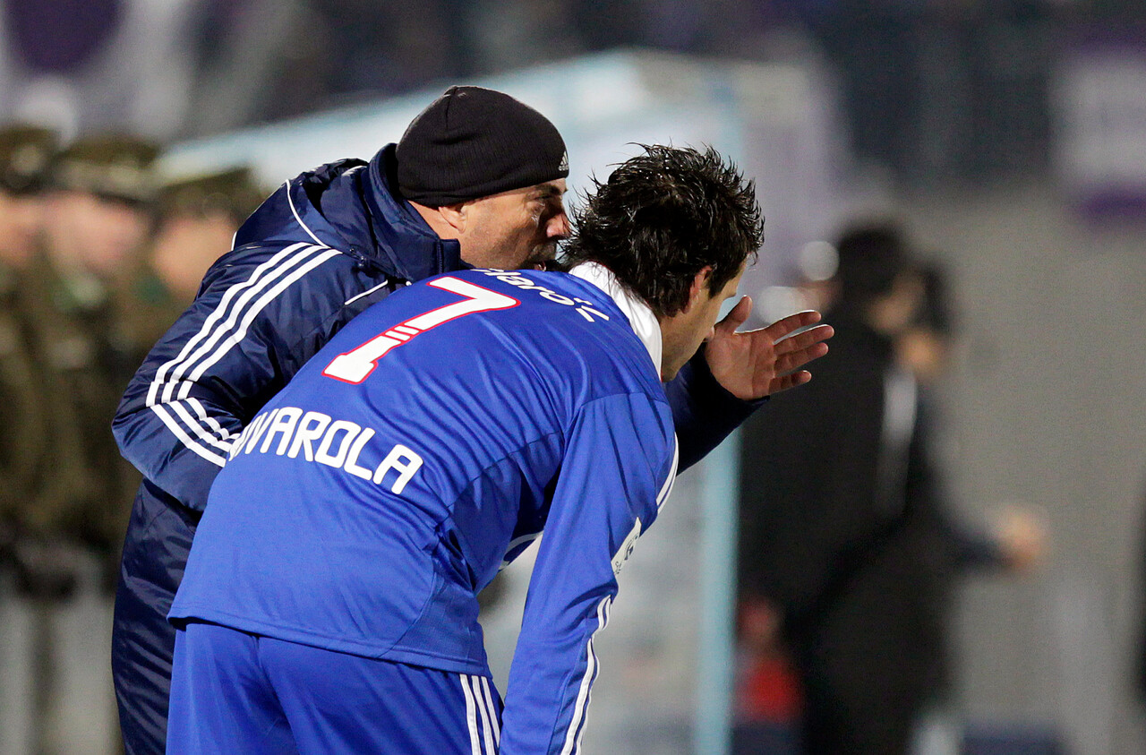 Jorge Sampaoli le da instrucciones a Diego Rivarola durante la Copa Sudamericana 2011