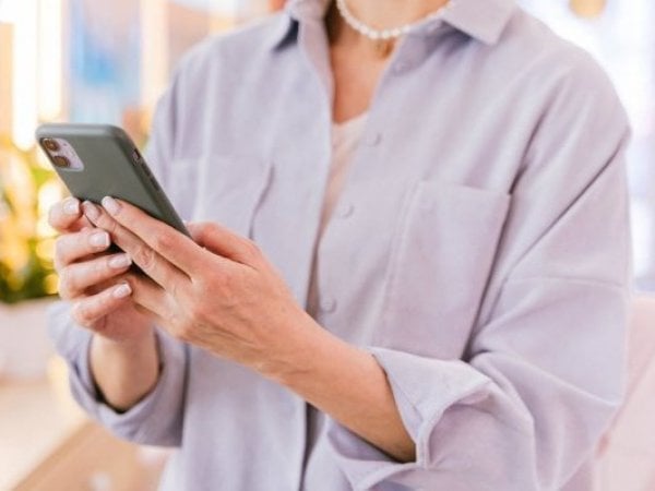 Hotmail. Mujer con celular.