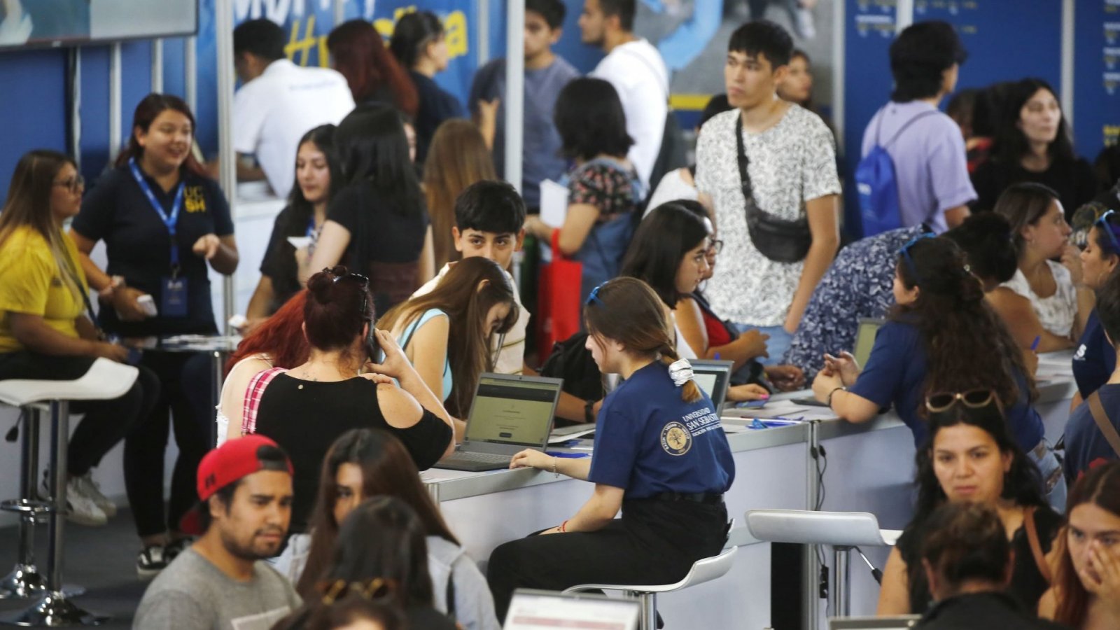 Estudiantes en feria universitaria