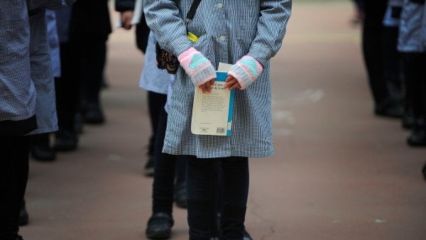 Estudiante escolar con delantal