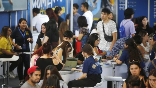 Estudiantes en feria universitaria