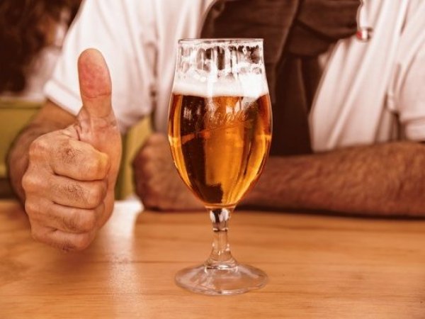 Día de la Cerveza. Sujeto con cerveza. Pulgar alzado.