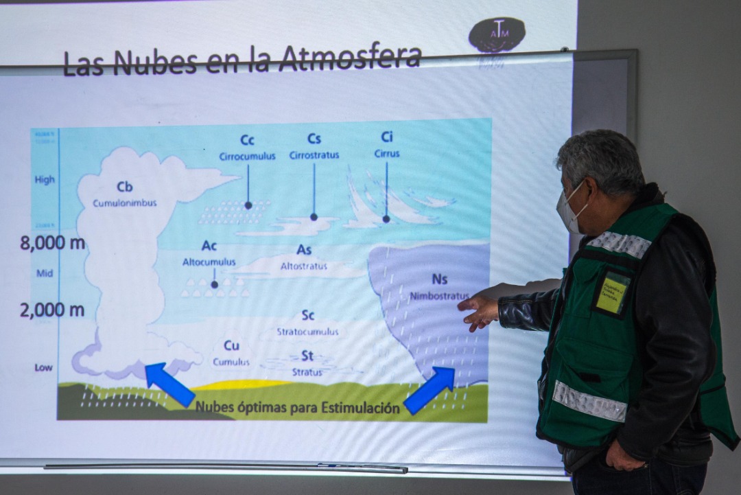 Un funcionario presenta una gráfica sobre nubosidad