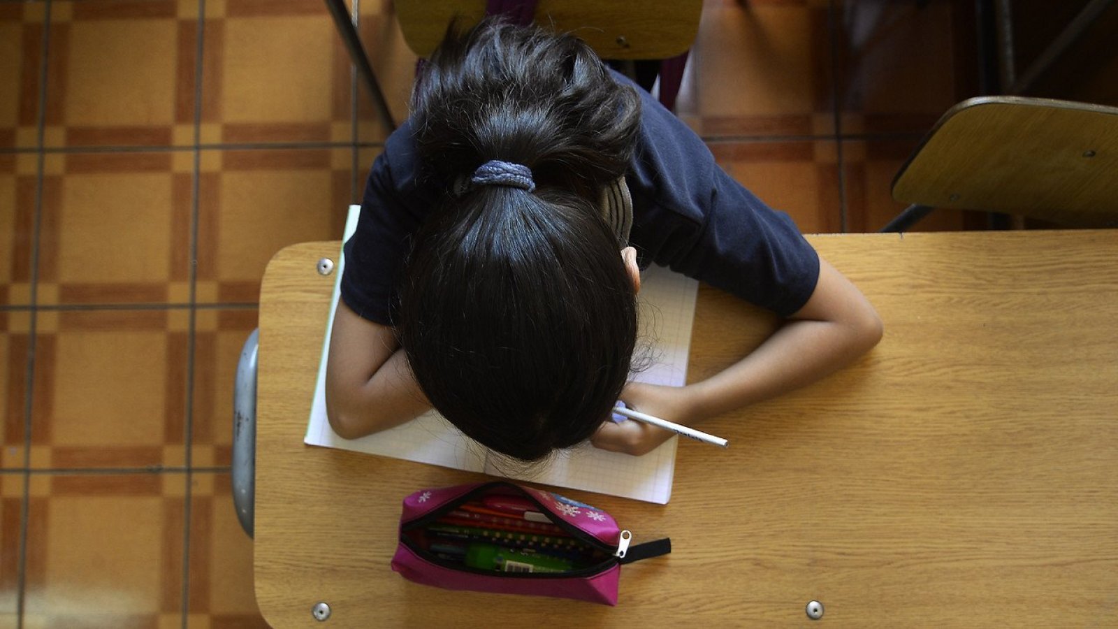 Estudiante en sala de clases