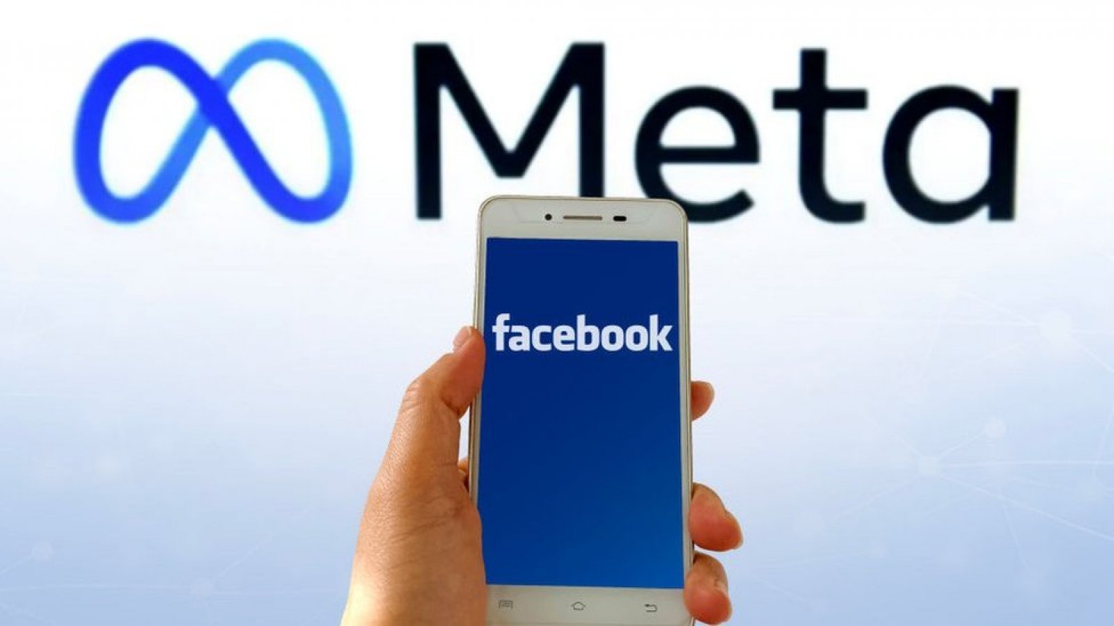 Meta. Celular con Facebook. 