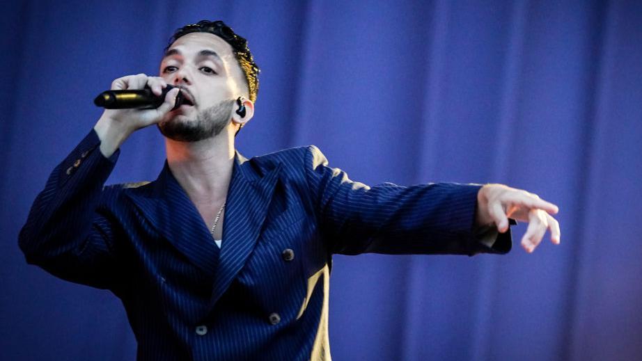 C. Tangana cantando