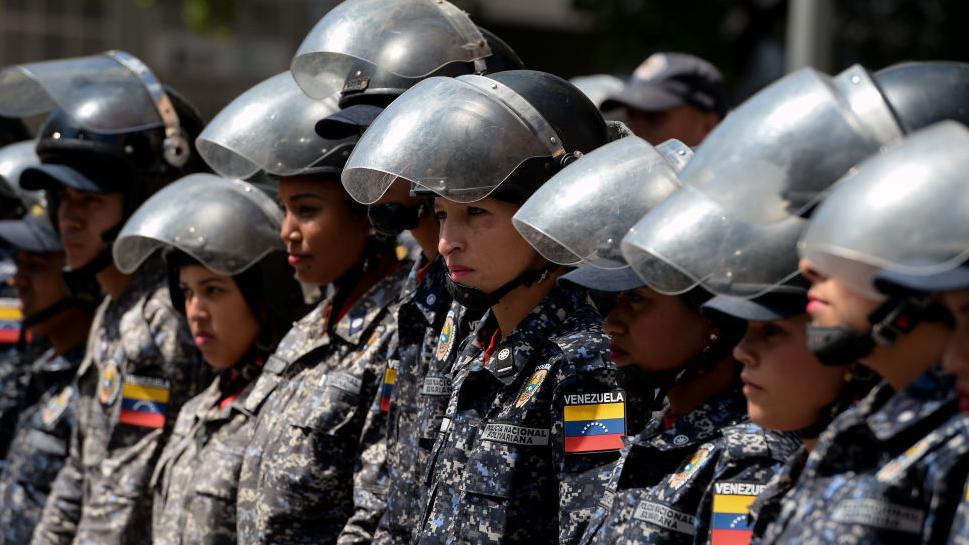 Agentes de la Policía Nacional Bolivariana hicieron una redada en el Club Avalon de Valencia.