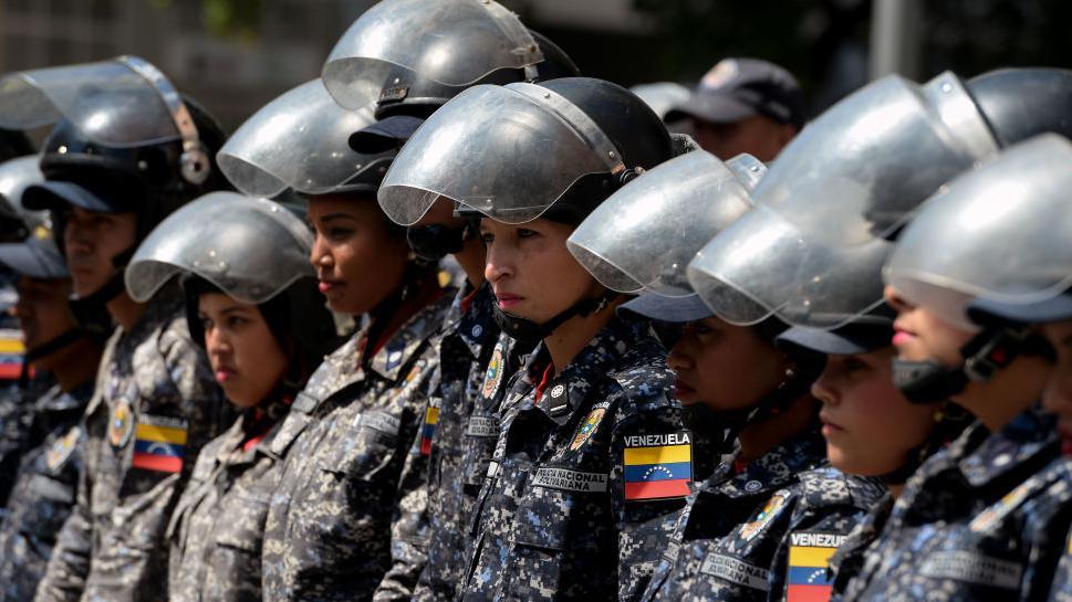 Agentes de la Policía Nacional Bolivariana hicieron una redada en el Club Avalon de Valencia. 