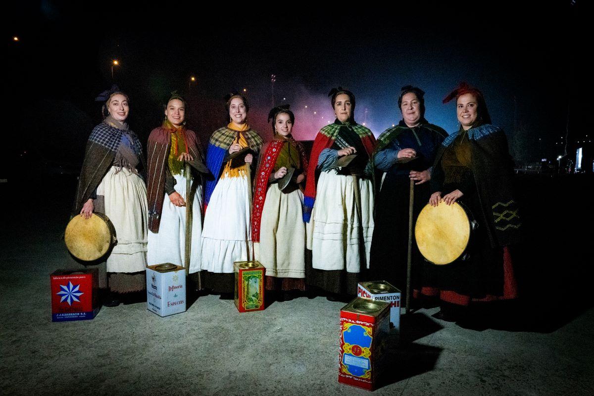 Imagen de las cantantes folclóricas de Galicia en el video Oliveira Dos Cen Anos