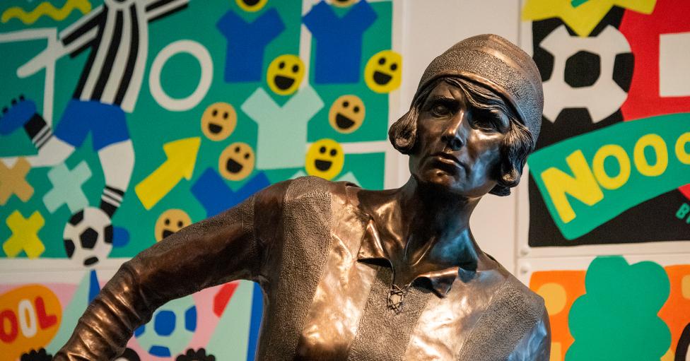 Estatua de Lily Parr en el Museo Nacional de Fútbol en Manchester.