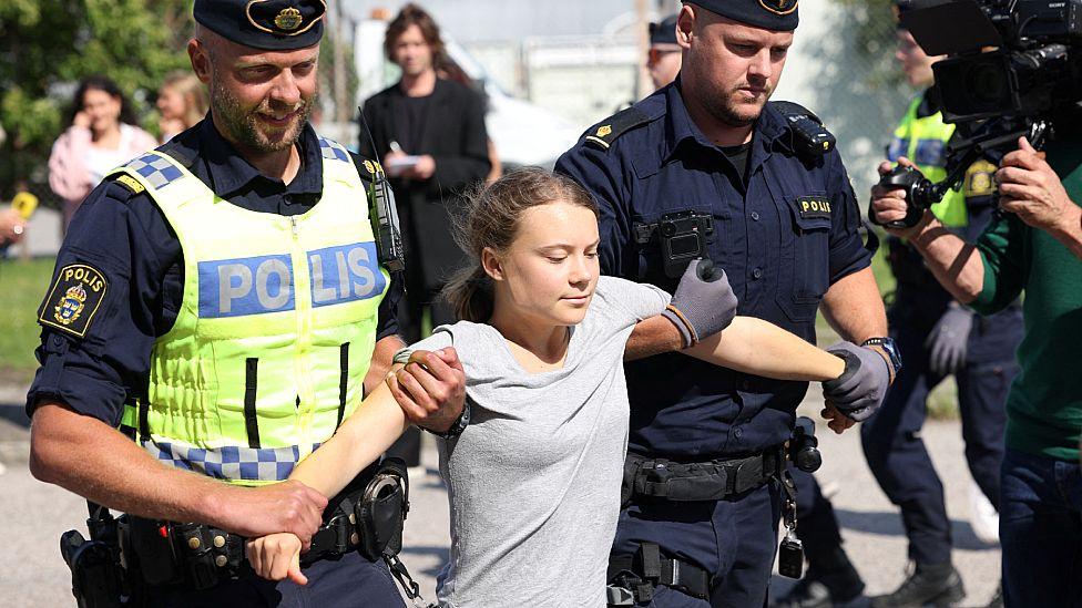 Greta Thunberg es retirada a la fuerza por dos agentes policiales