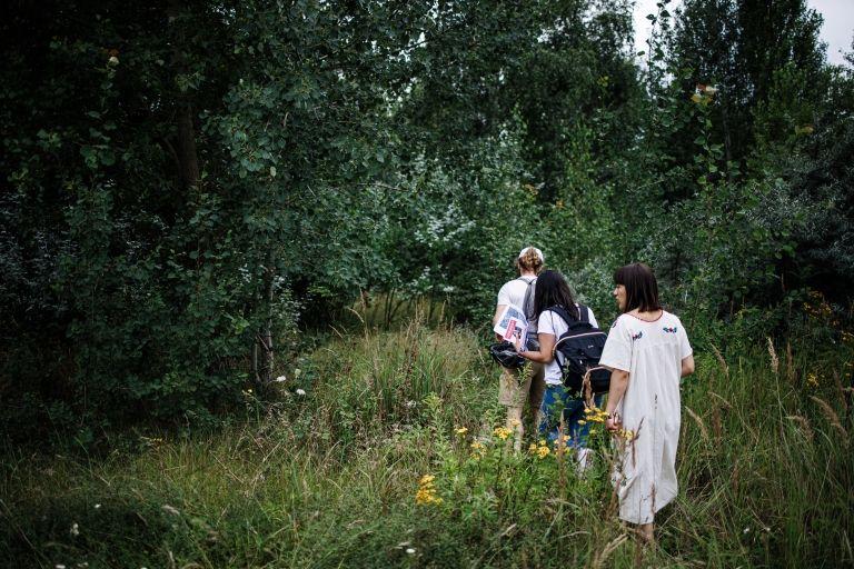 Tres voluntarios durante las labores de búsqueda en una zona boscosa