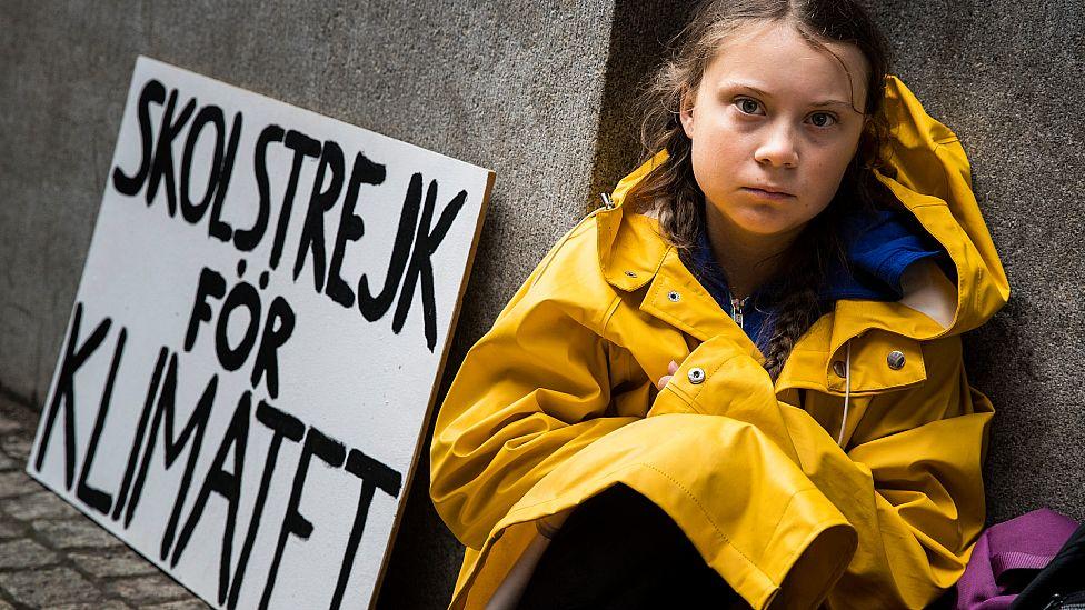 Greta Thunberg sentada afuera del parlamento sueco en 2018