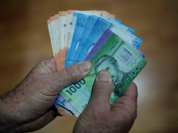 Manos sujetando billetes. IFE Laboral