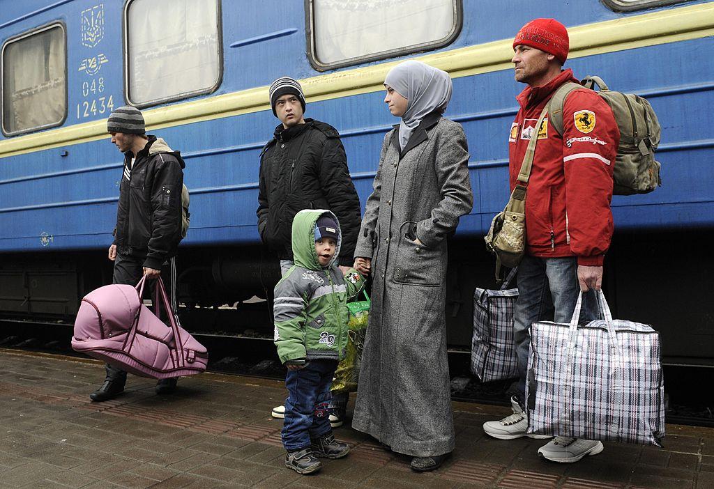 Una familia de tártaros de Crimea desembarcando  de un tren al llegar de Simferópol, en Crimea, a la ciudad de Leópolis, en el oeste de Ucrania.