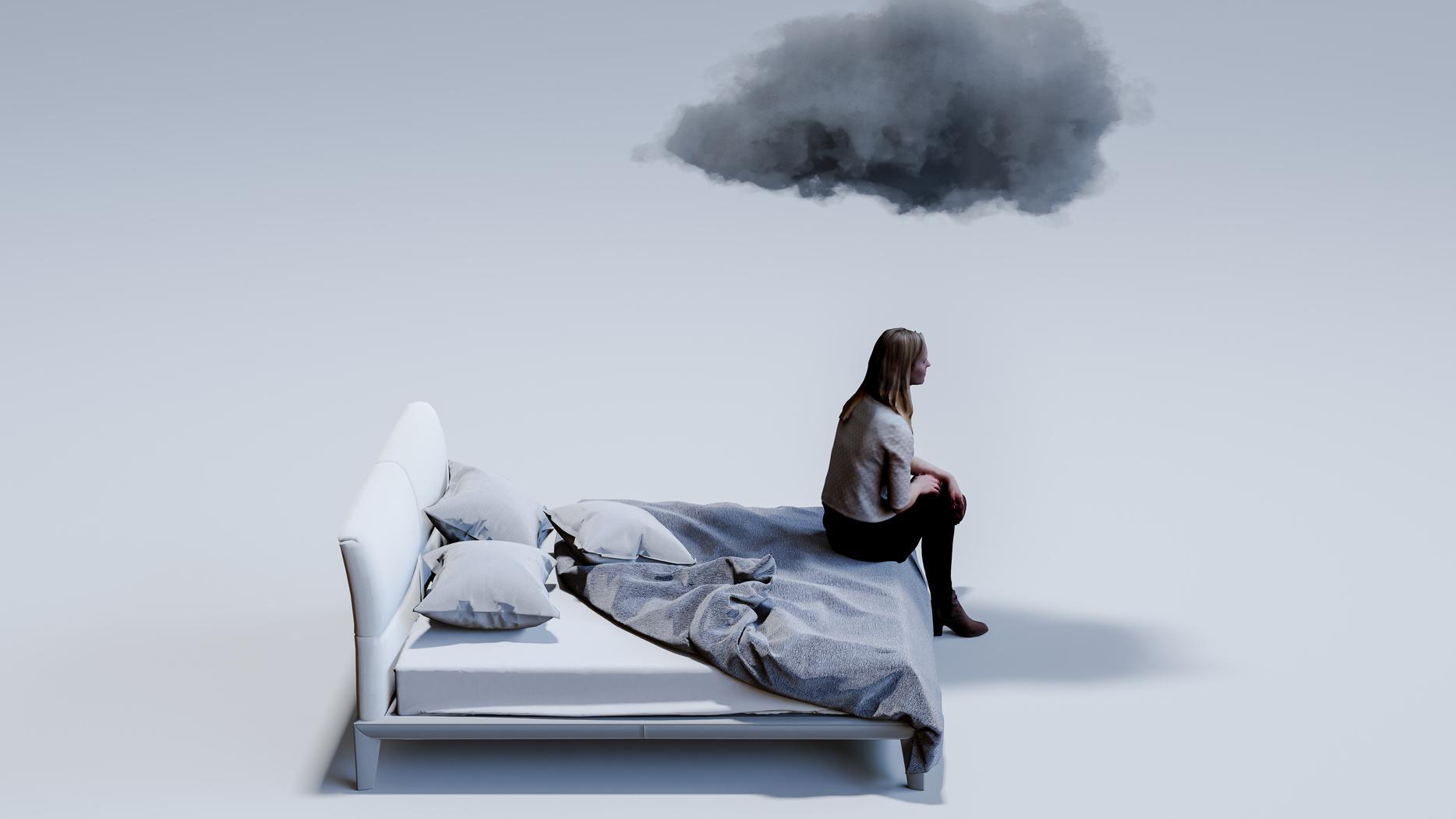 Una persona sentada en una cama.