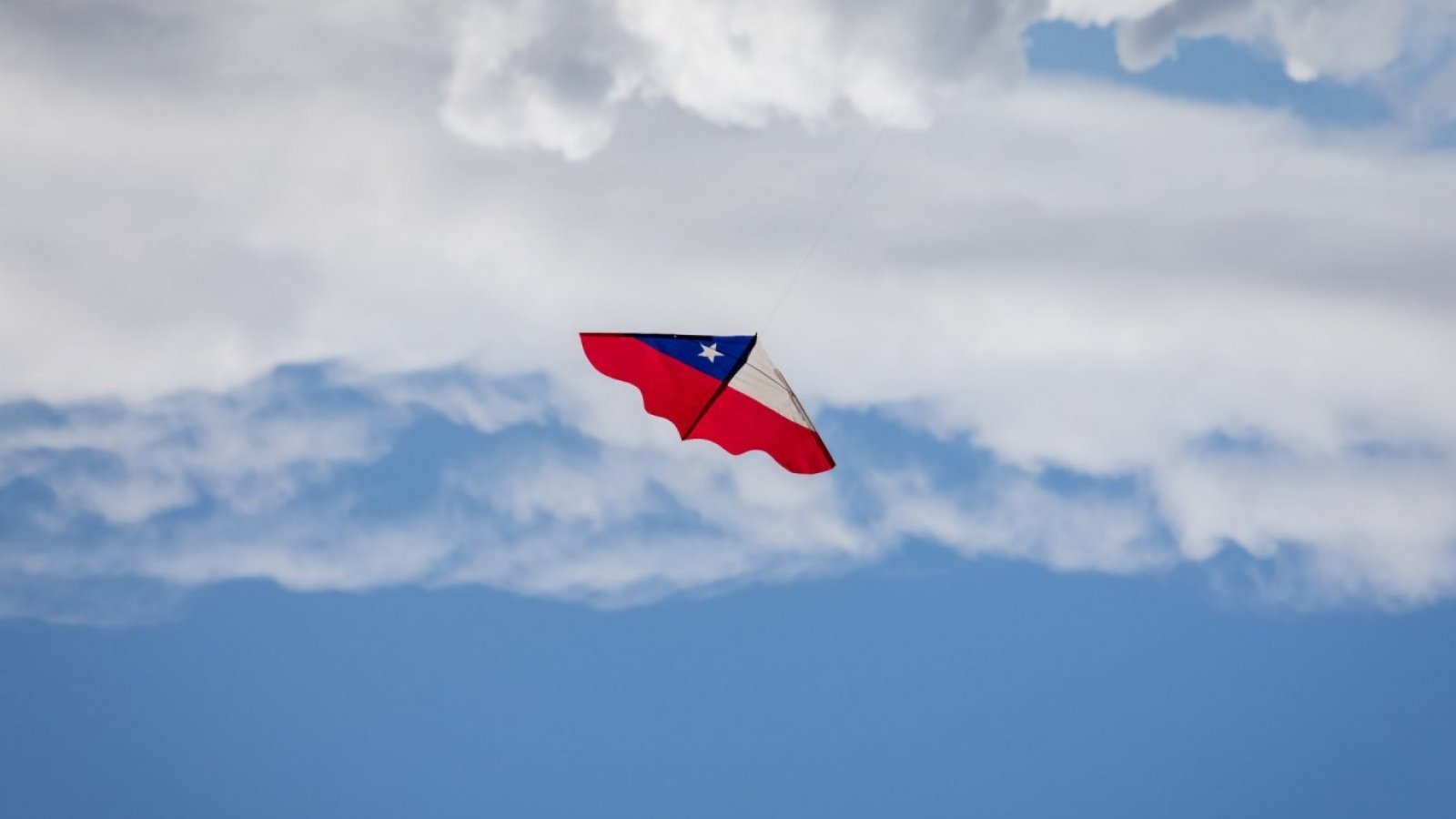 Feriados Chile 2023. Volantín en el cielo.