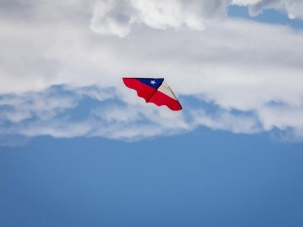 Feriados Chile 2023. Volantín en el cielo.
