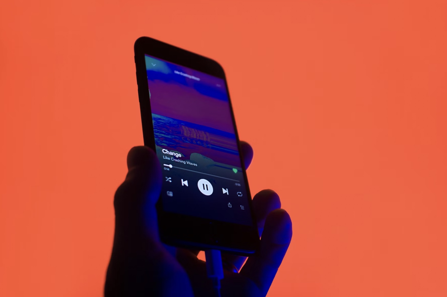 Teléfono escuchando música desde Spotify