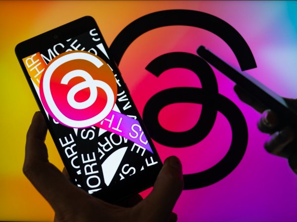 Teléfono con Threads.