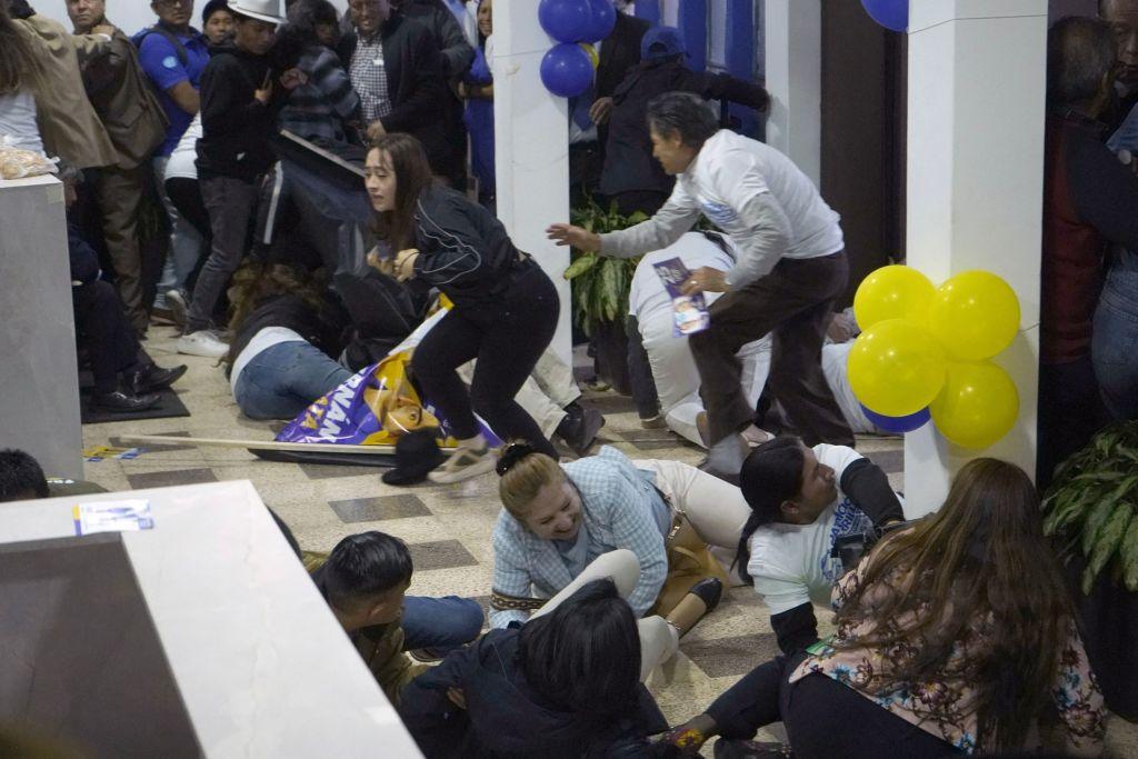 Simpatizantes de Fernando Villavicencio se resguardan tras el ataque al candidato